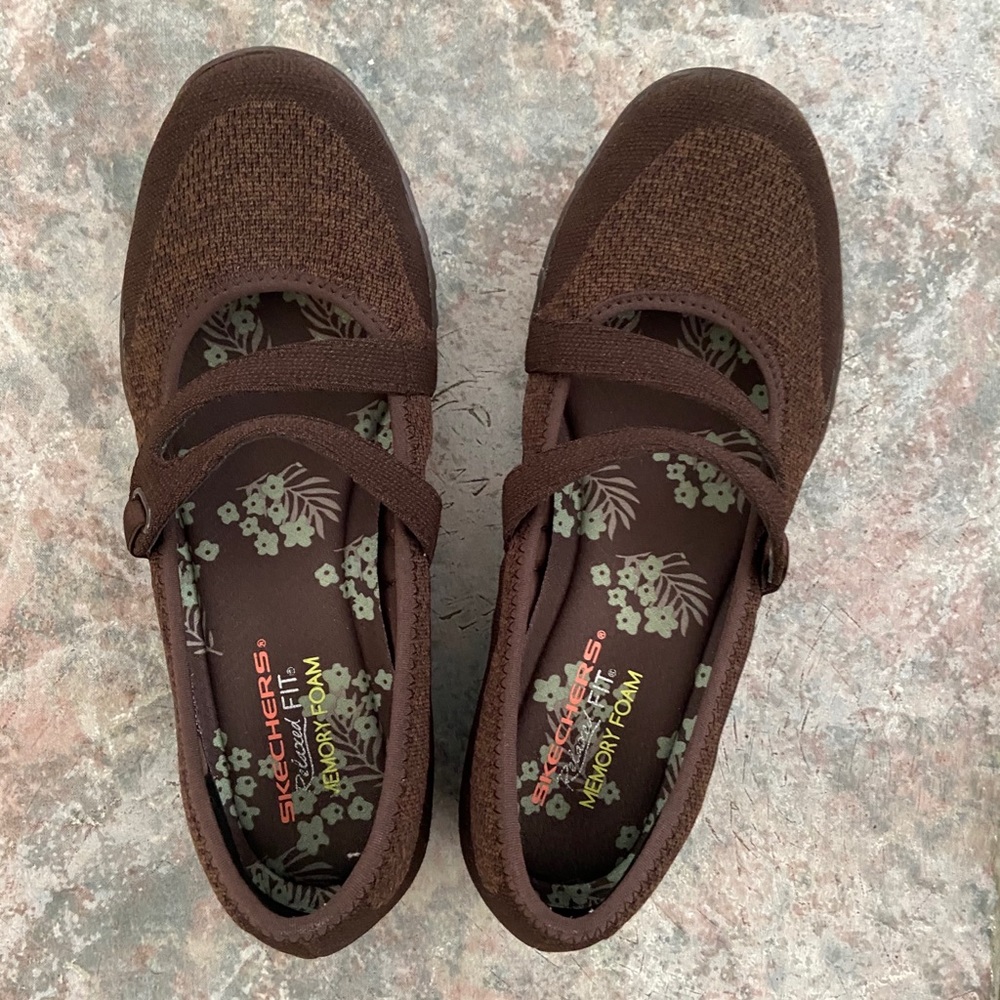 Women’s size 8 sketchers. Brown. Memory foam